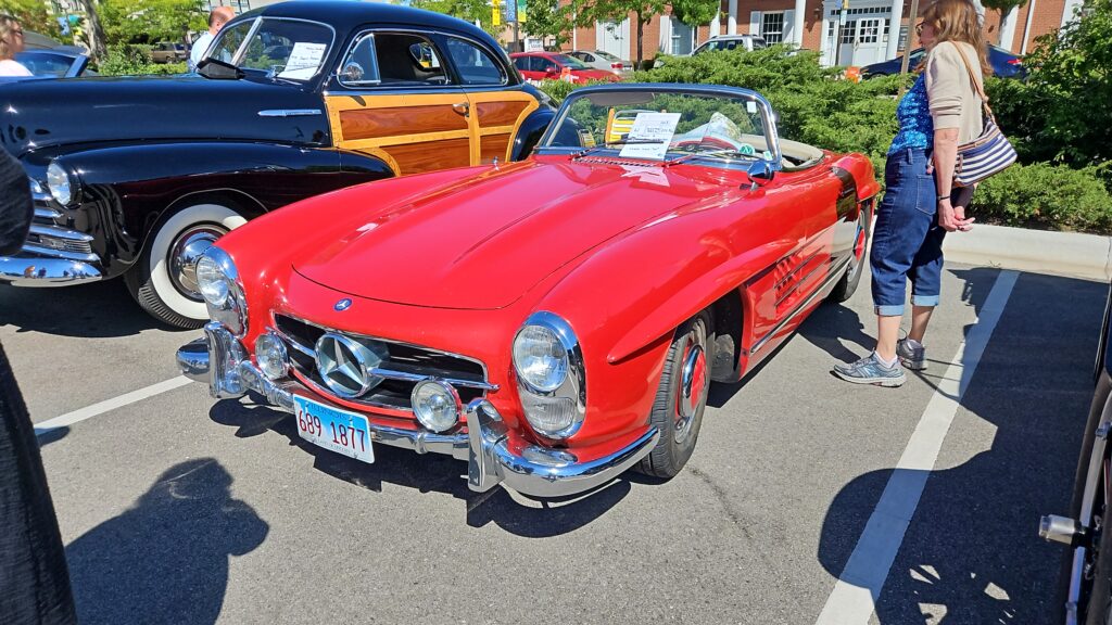 A Timeless Icon: The 1961 Mercedes 300 SL Steals the Spotlight at Highland Park’s Classic Car Show