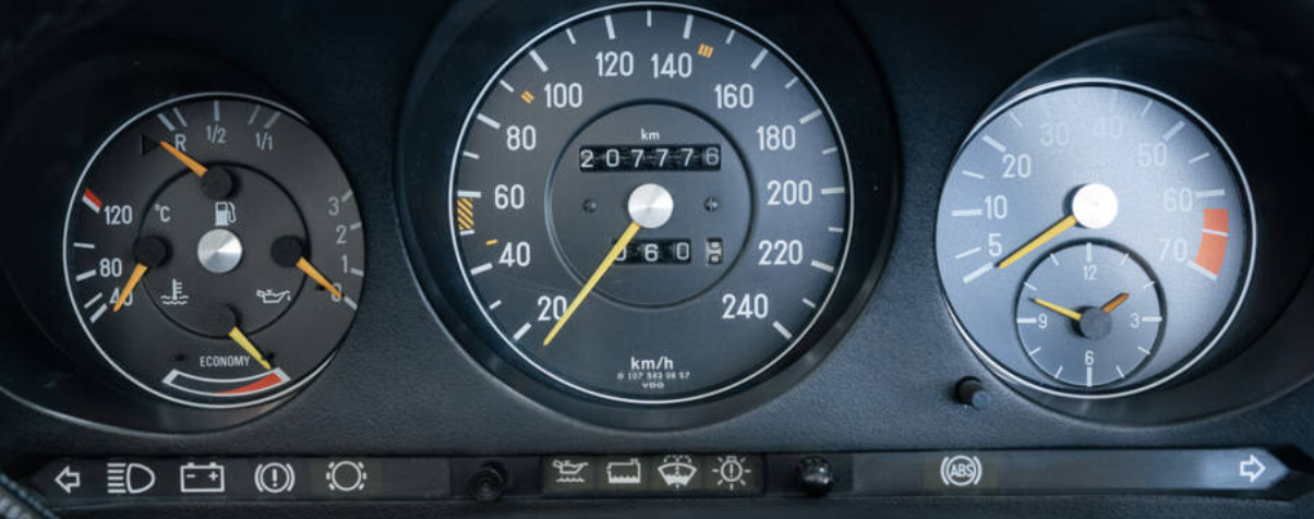 Understanding the Indicator Lights in Your Mercedes-Benz R107
